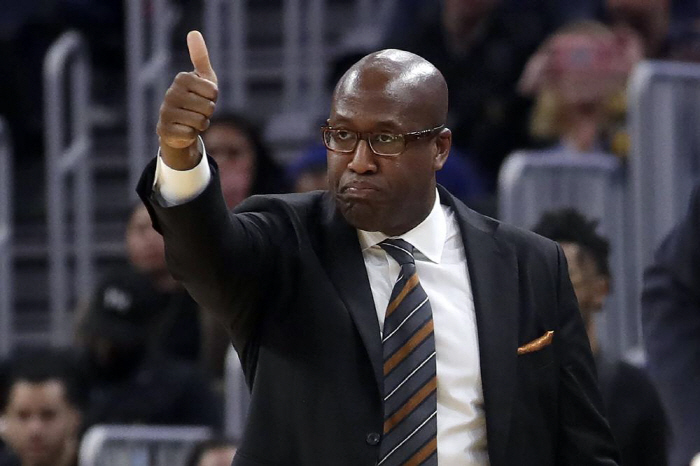 '흙수저 달변가'의 눈물겨운 NBA 생존기. '올해의 감독상'으로 보상받…