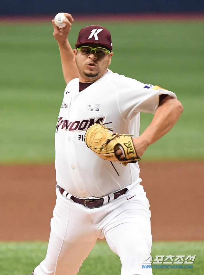 '2전3기 KBO 마수걸이 승' 키움 후라도 "팀 연승 보탬돼 기뻐"[고…