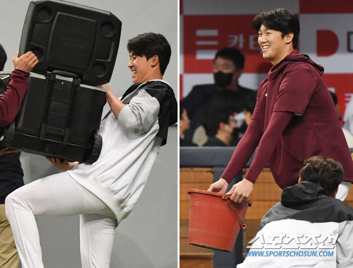 ‘나 지금 너무 신나!’ 양동이 든 안우진, 아이스박스 짊어진 장재영 […