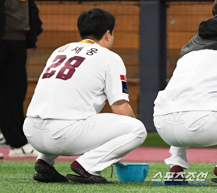 ‘나 지금 너무 신나!’ 양동이 든 안우진, 아이스박스 짊어진 장재영 […