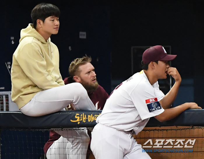 ‘나 지금 너무 신나!’ 양동이 든 안우진, 아이스박스 짊어진 장재영 […