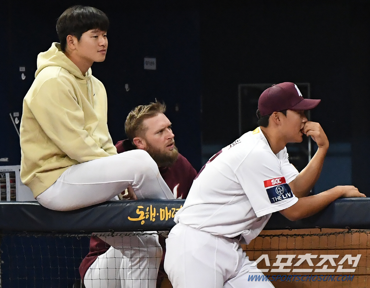 ‘나 지금 너무 신나!’ 양동이 든 안우진, 아이스박스 짊어진 장재영 […