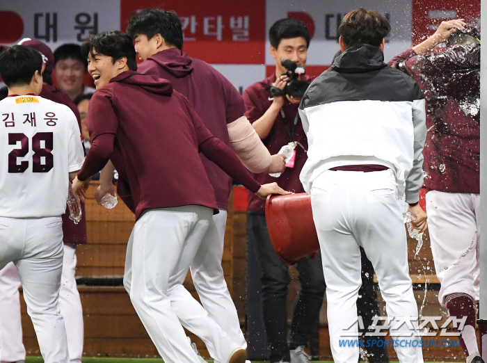 ‘나 지금 너무 신나!’ 양동이 든 안우진, 아이스박스 짊어진 장재영 […