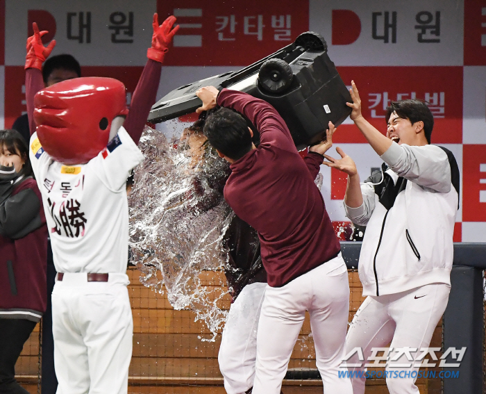 ‘나 지금 너무 신나!’ 양동이 든 안우진, 아이스박스 짊어진 장재영 […