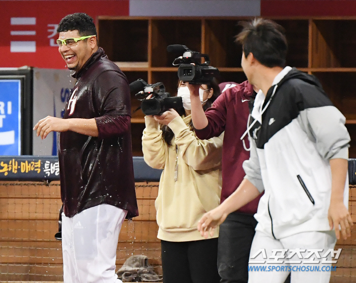 ‘나 지금 너무 신나!’ 양동이 든 안우진, 아이스박스 짊어진 장재영 […
