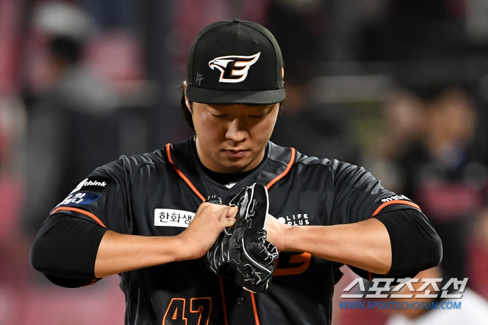 11경기 중 5번 연장이라니…피말리는 승부에 한화불펜 피로누적, 도대체 …