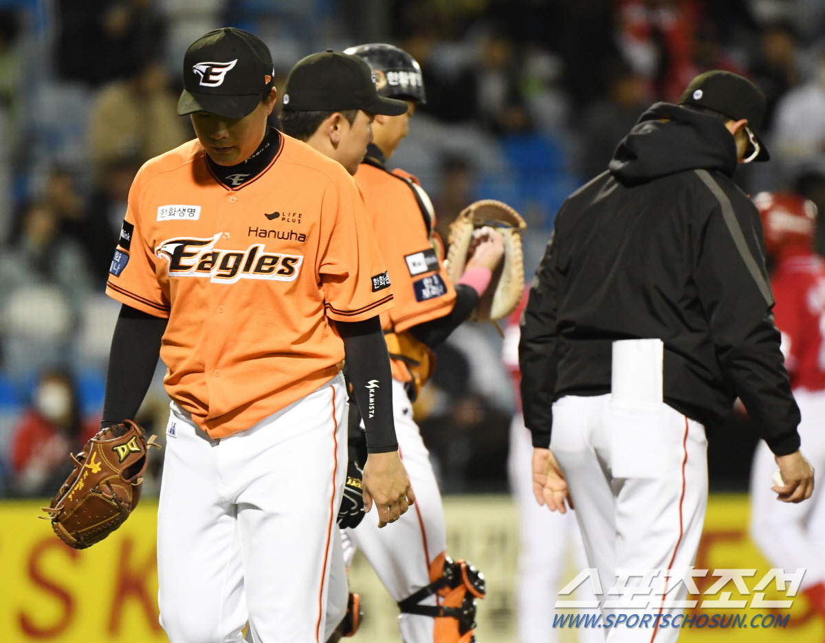 11경기 중 5번 연장이라니…피말리는 승부에 한화불펜 피로누적, 도대체 …