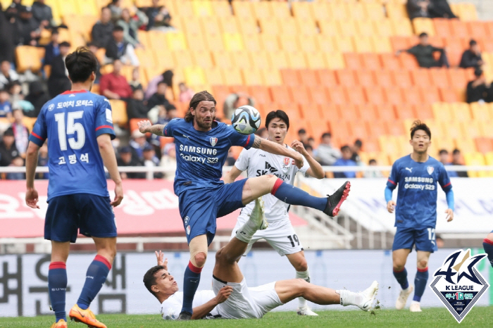 '1-0→2대3' 위기의 수원, 홈에서 제주에 대역전패 '7경기 무승+꼴…