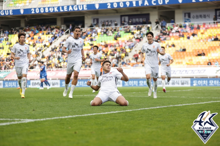 '1-0→2대3' 위기의 수원, 홈에서 제주에 대역전패 '7경기 무승+꼴…