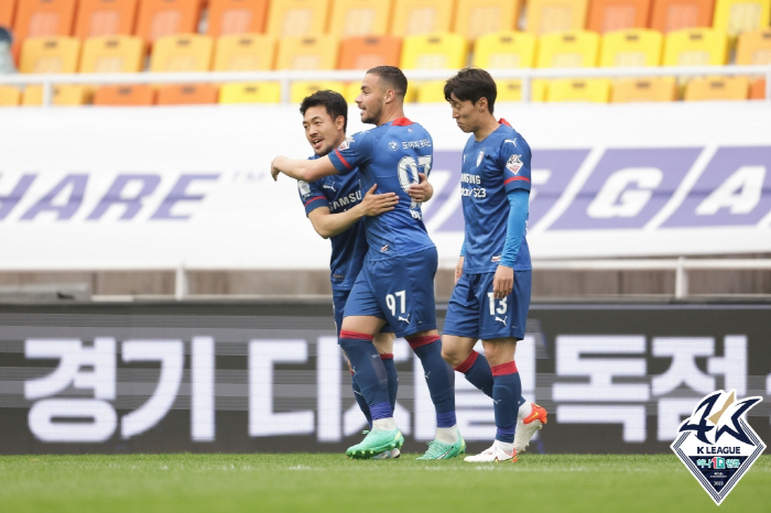 '1-0→2대3' 위기의 수원, 홈에서 제주에 대역전패 '7경기 무승+꼴…
