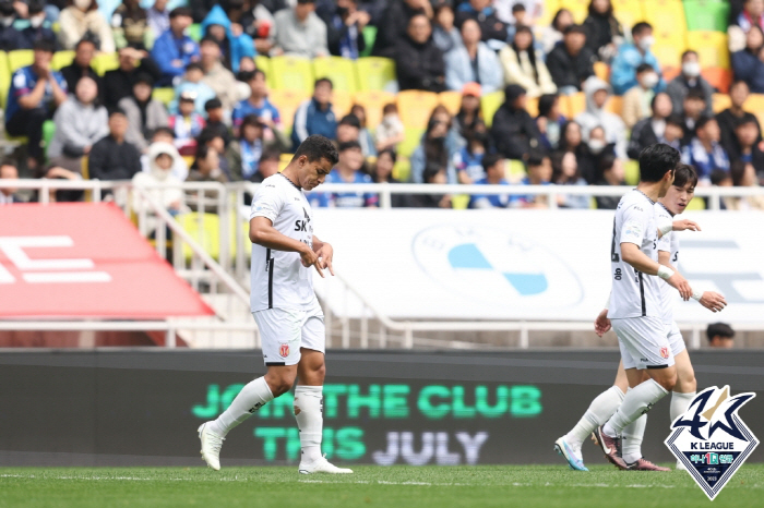 '1-0→2대3' 위기의 수원, 홈에서 제주에 대역전패 '7경기 무승+꼴…