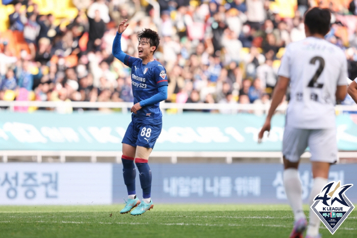 '1-0→2대3' 위기의 수원, 홈에서 제주에 대역전패 '7경기 무승+꼴…