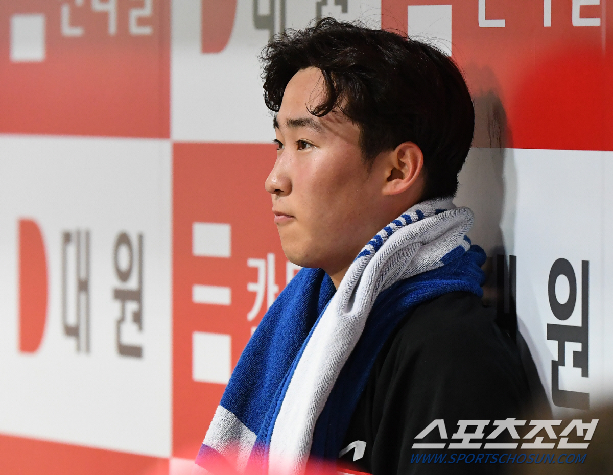 흔들린 제구→40구+5실점 '뭇매'…좌완 최대어, 데뷔전서 호된 신고식[…