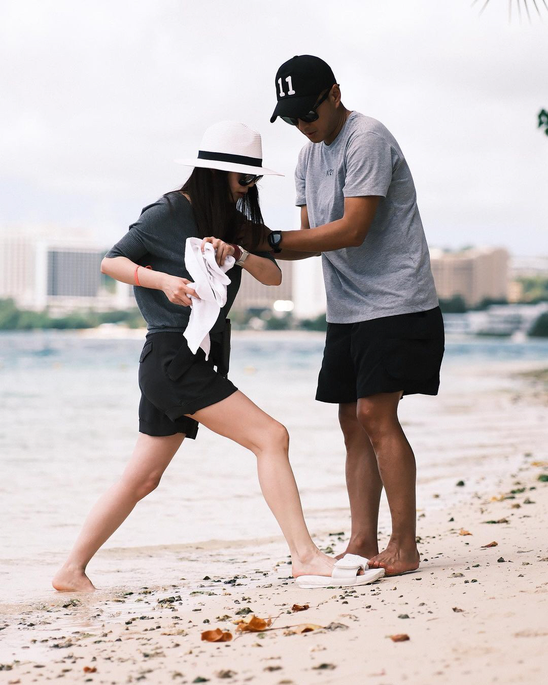 진태현, ♥박시은 발에 묻은 모래도 내 손으로...'아내바라기' 남편