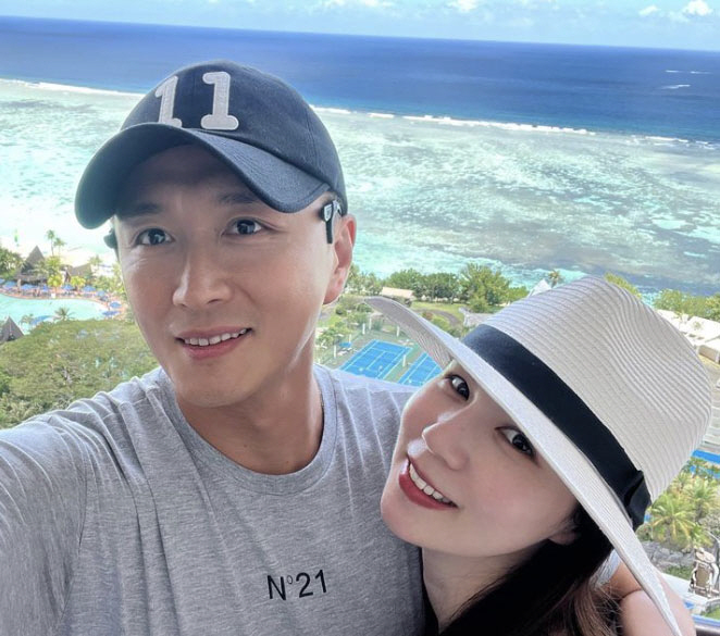 진태현, ♥박시은 발에 묻은 모래도 내 손으로...'아내바라기' 남편