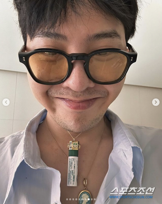 지드래곤, 해외 나가더니 여성 무릎 베고 누워서…누구인데 지드래곤과 이렇…