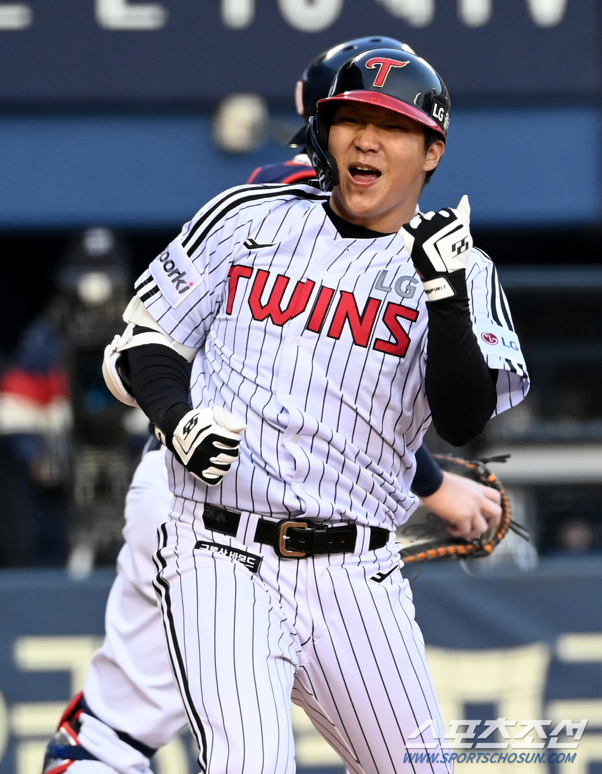 '전력 다한 슬라이딩과 짜릿한 어퍼컷' 상대 실수 놓치지 않은 문보경의 …