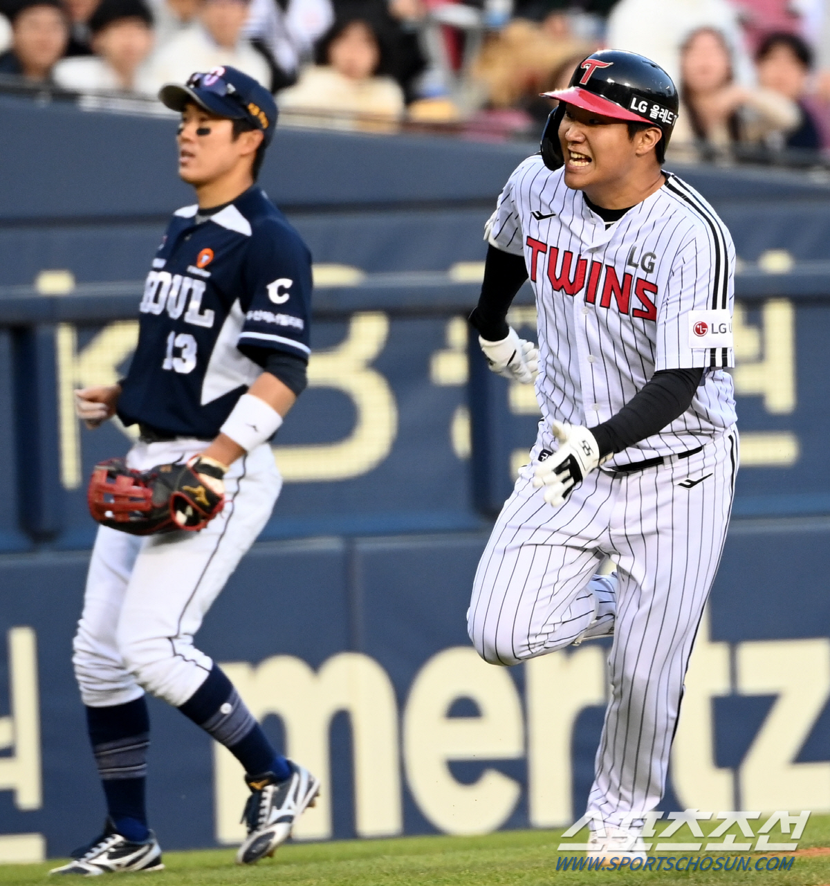 '전력 다한 슬라이딩과 짜릿한 어퍼컷' 상대 실수 놓치지 않은 문보경의 …