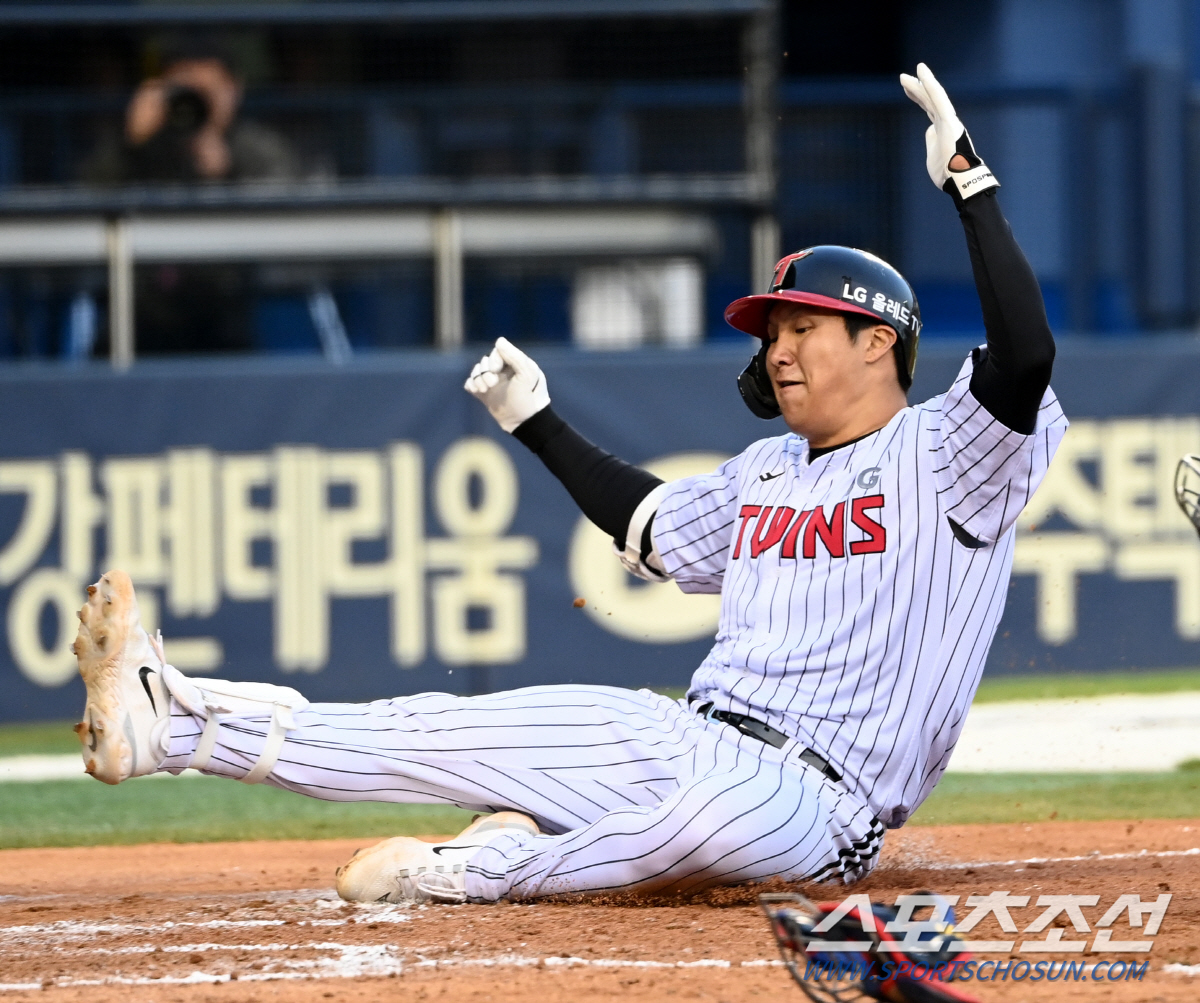 '전력 다한 슬라이딩과 짜릿한 어퍼컷' 상대 실수 놓치지 않은 문보경의 …