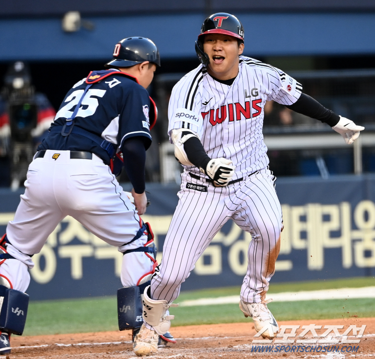 '전력 다한 슬라이딩과 짜릿한 어퍼컷' 상대 실수 놓치지 않은 문보경의 …