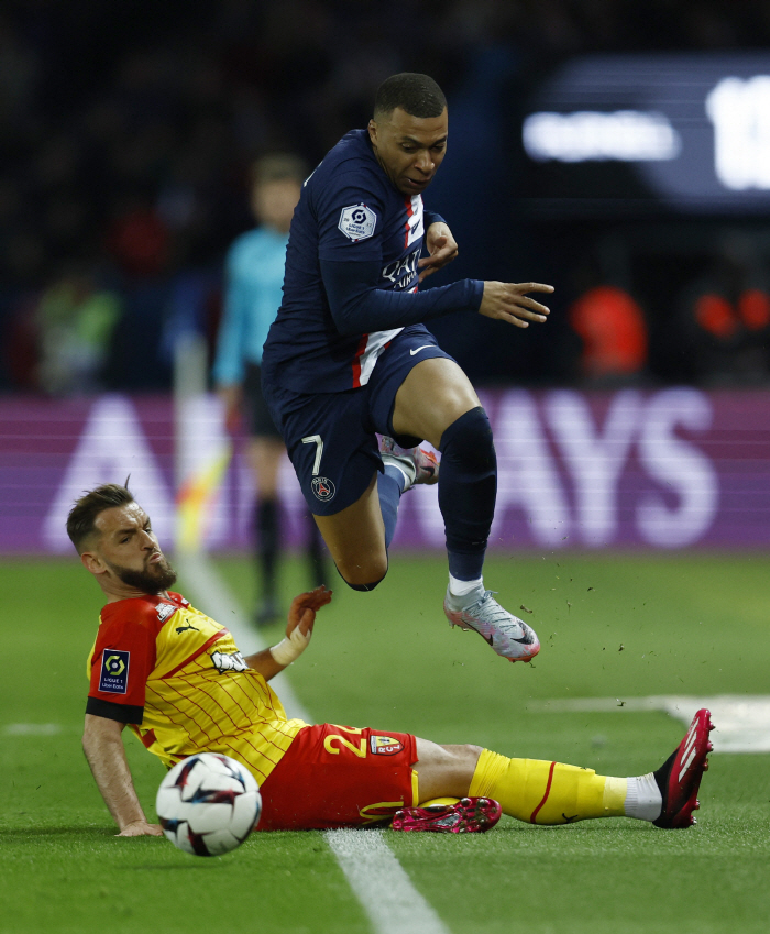 '파리의 밤은 아름다웠다' 음바페·메시 동시 폭발! PSG 승점 9점차 …