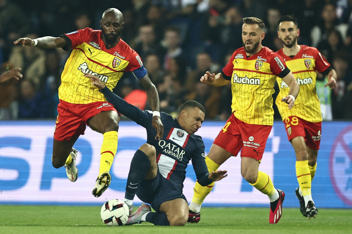 '파리의 밤은 아름다웠다' 음바페·메시 동시 폭발! PSG 승점 9점차 …