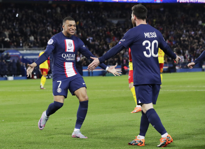 '파리의 밤은 아름다웠다' 음바페·메시 동시 폭발! PSG 승점 9점차 …