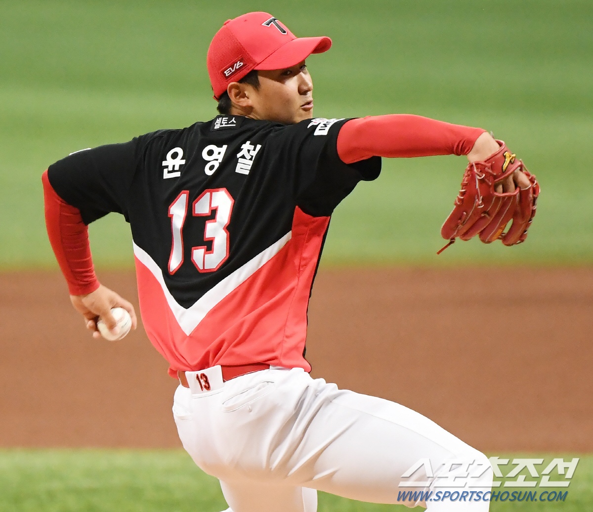 데뷔전 1회 뭇매 신고식, 최고 좌완 루키는 왜 싱글벙글 마운드를 내려왔…