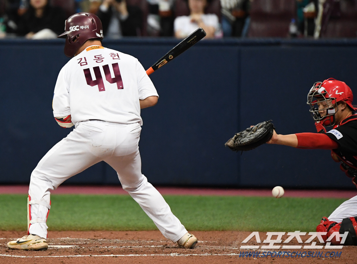 데뷔전 1회 뭇매 신고식, 최고 좌완 루키는 왜 싱글벙글 마운드를 내려왔…