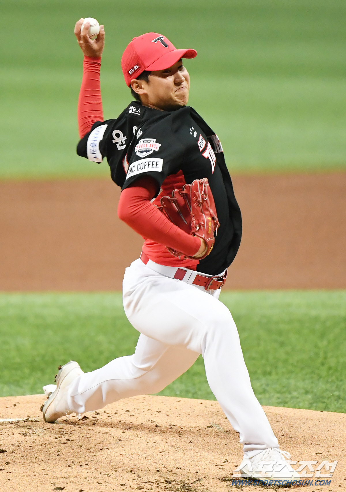 데뷔전 1회 뭇매 신고식, 최고 좌완 루키는 왜 싱글벙글 마운드를 내려왔…