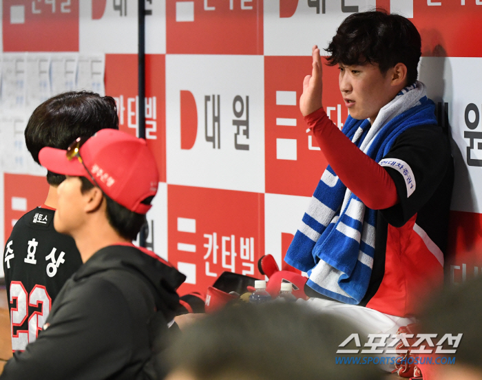 데뷔전 1회 뭇매 신고식, 최고 좌완 루키는 왜 싱글벙글 마운드를 내려왔…
