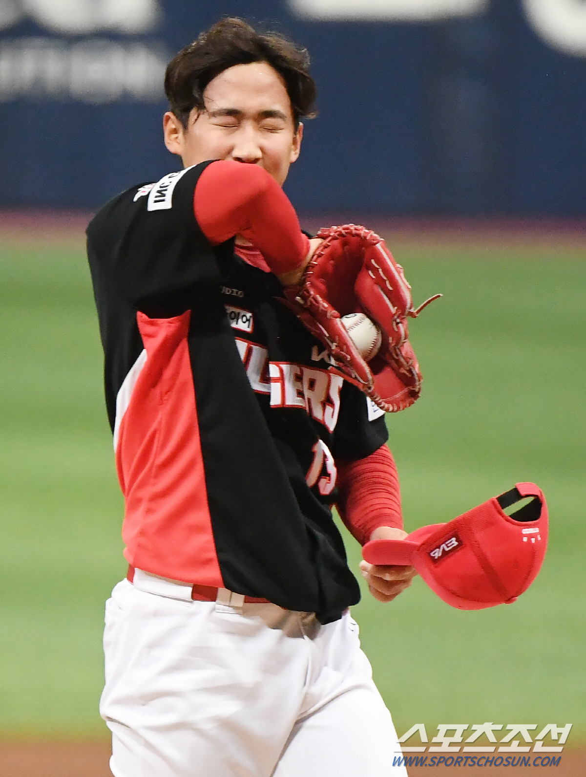 데뷔전 1회 뭇매 신고식, 최고 좌완 루키는 왜 싱글벙글 마운드를 내려왔…