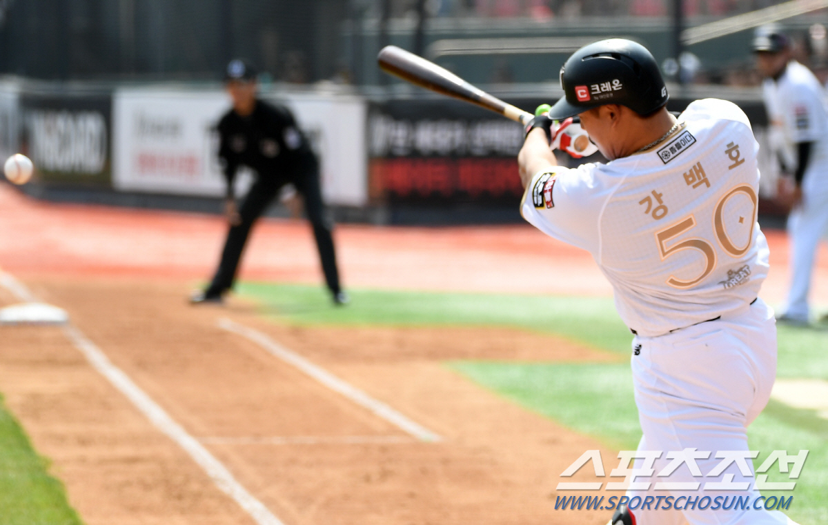 [수원현장]공수에서 펄펄 나는 외야수 강백호, 이강철 감독 "박병호가 좋…