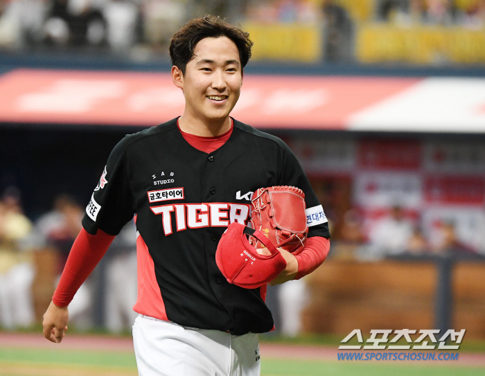 '하필 첫 상대가…' 아기호랑이 진땀 흘린 '데뷔 20년차' 대선배의 호…