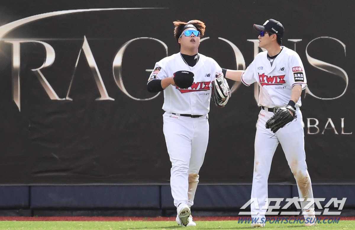 [수원현장]배팅볼 치듯 15안타 14득점, 한화 상승세 꺾은 KT 타선,…