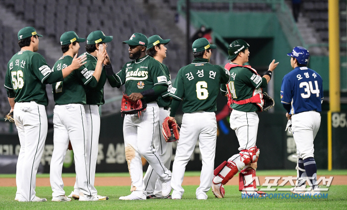 6연승 어디로? 연패에 빠진 SSG, 3실책+12볼넷 총체적난국[인천 리…