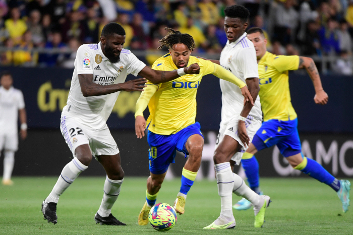 뤼디거, 상대팬에 유니폼 선물하려다 인종차별 당해, 얼룩진 스페인 축구
