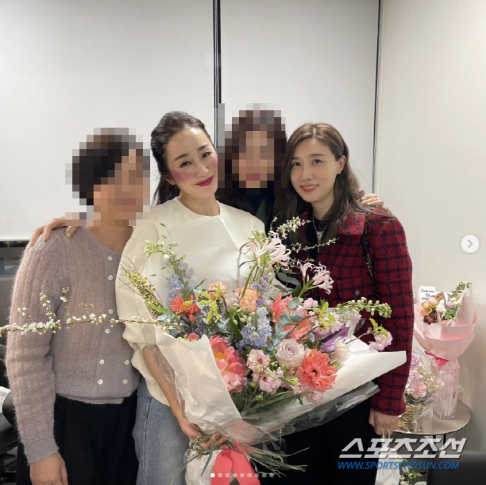 '유재석♥' 나경은, '42세'가 믿기지 않는 최근 미모 공개돼…유재석이…