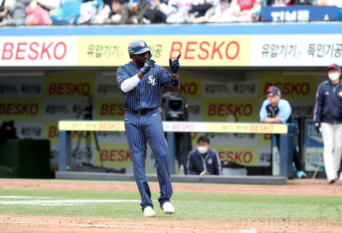 '13구 승부→선제 투런포' 피렐라의 '용규놀이' 희생양 된 반즈...4…