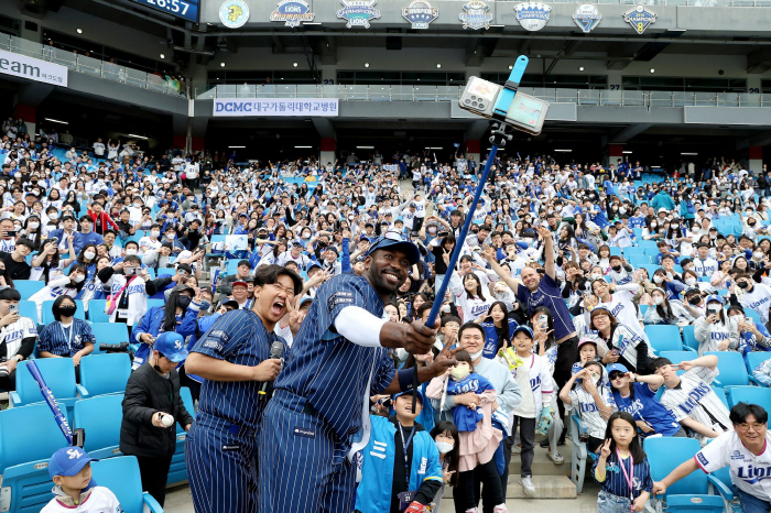 '13구 승부→선제 투런포' 피렐라의 '용규놀이' 희생양 된 반즈...4…