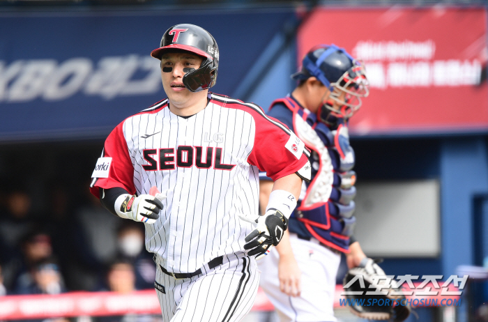 '홈런보다 묵직한 한방' 양의지 '박동원과 공격형 포수 대결에서 승리' …