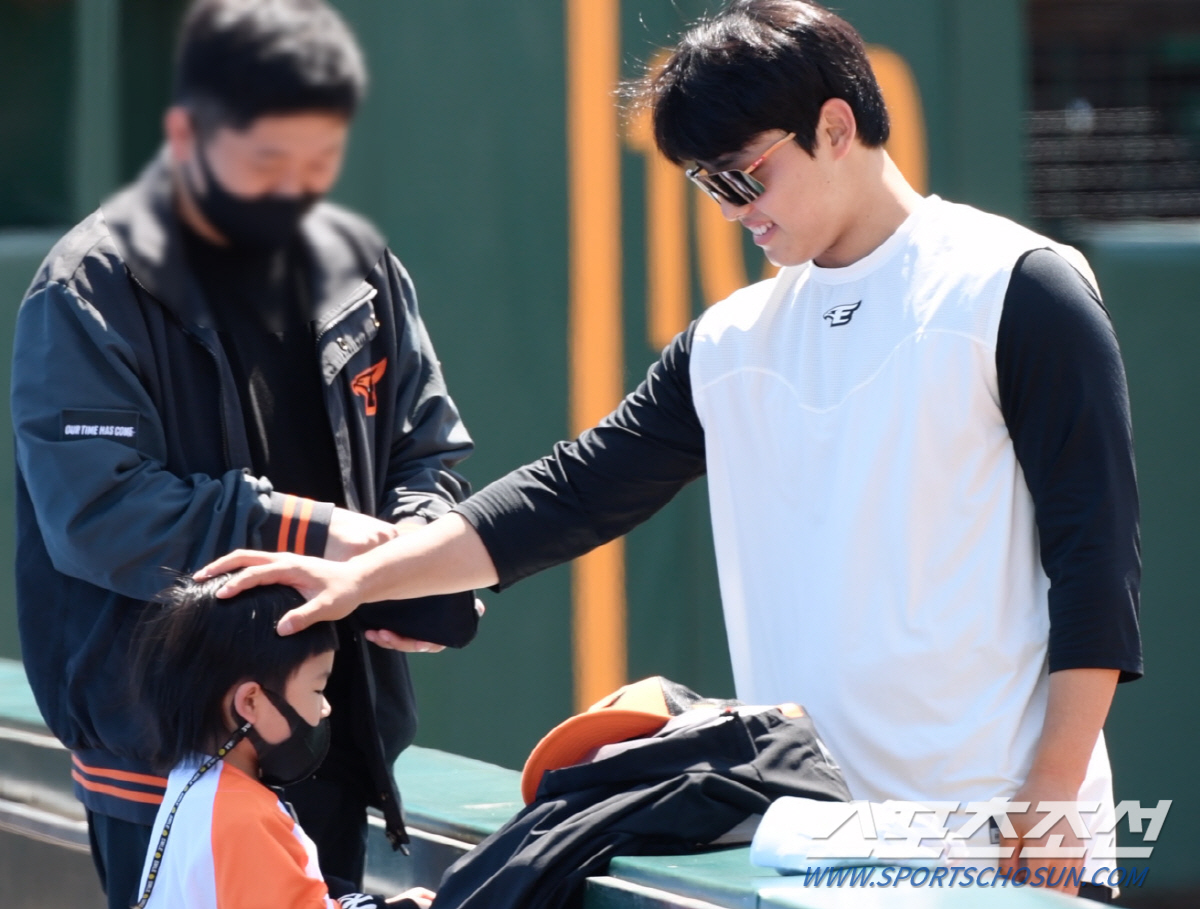 '160km+따듯한 마음' 이보다 완벽한 선수는 없다..'선배들이 문동주…
