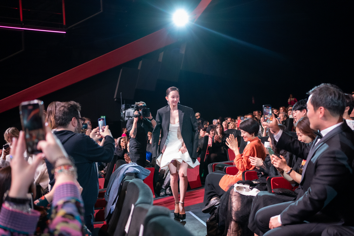 "가슴 뜨거워져"..칸에서 선보인 '몸값', 3분 기립박수