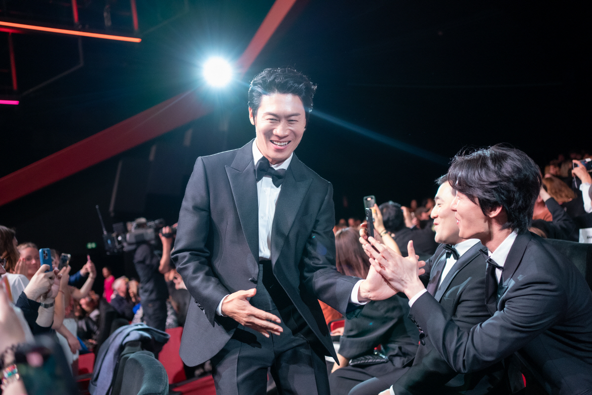 "가슴 뜨거워져"..칸에서 선보인 '몸값', 3분 기립박수