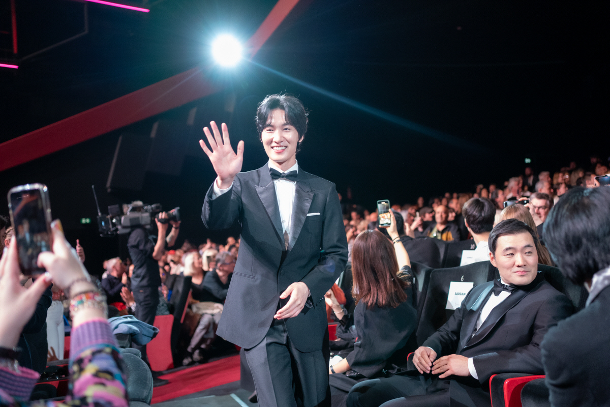 "가슴 뜨거워져"..칸에서 선보인 '몸값', 3분 기립박수