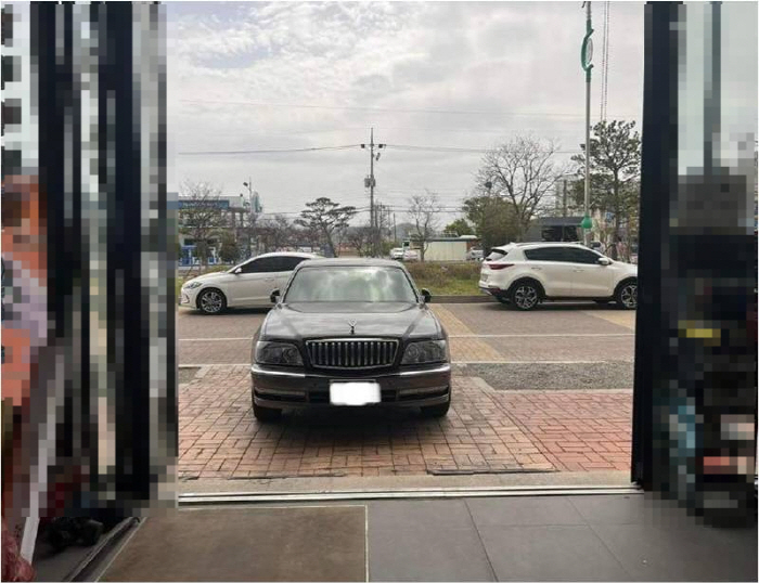 선팅 가게 출입문 앞에 무단 주차한 에쿠스…"영업 방해가 아니다."