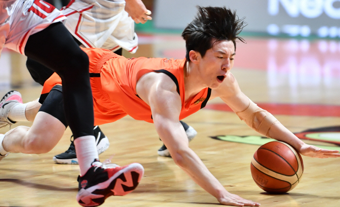 [4강PO] 투지에선 이겼지만, 승부에서 진 캐롯. 변준형 26점 KGC…