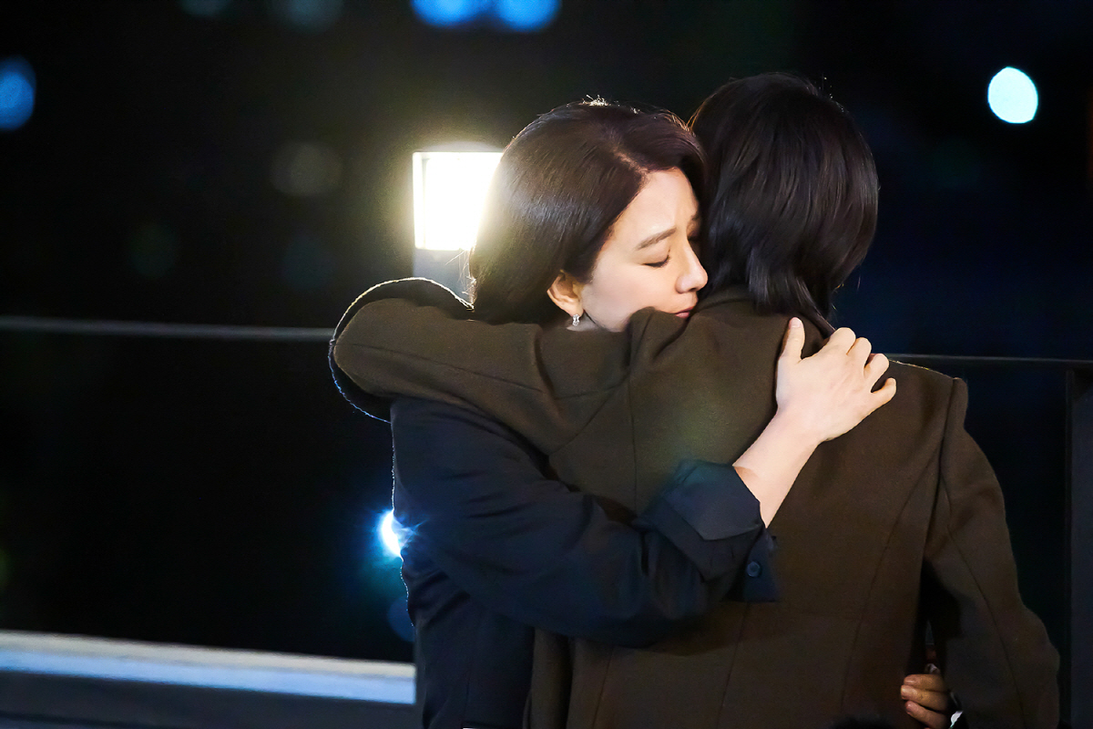 [SC리뷰] 정치판 뛰어든 불나방..김희애X문소리, '여성서사' 가두기엔…