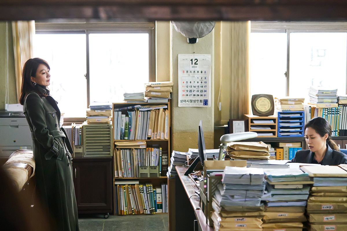 [SC리뷰] 정치판 뛰어든 불나방..김희애X문소리, '여성서사' 가두기엔…
