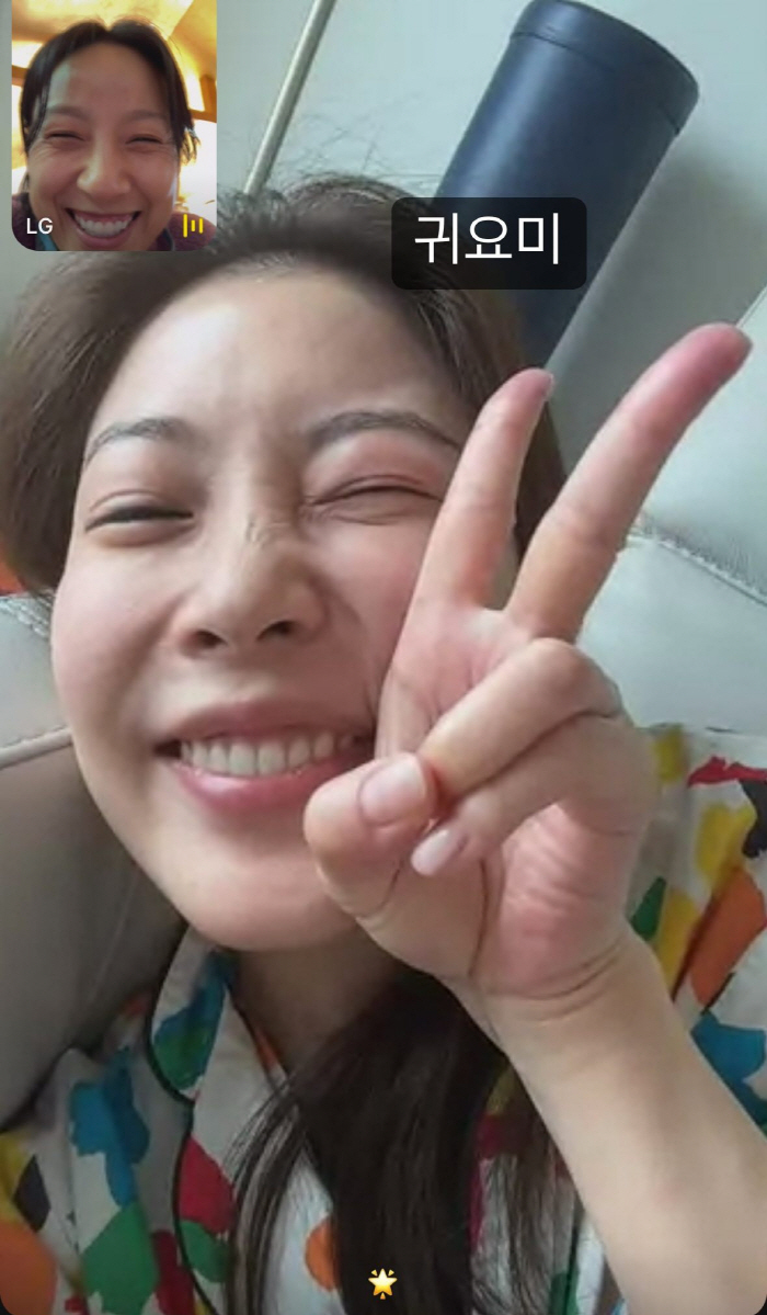 이효리, 보아와 민낯 영상통화 포착...잠옷차림도 "귀요미"